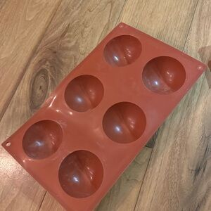 Round silicone mold, good for making bath bombs or hot chocolate bombs